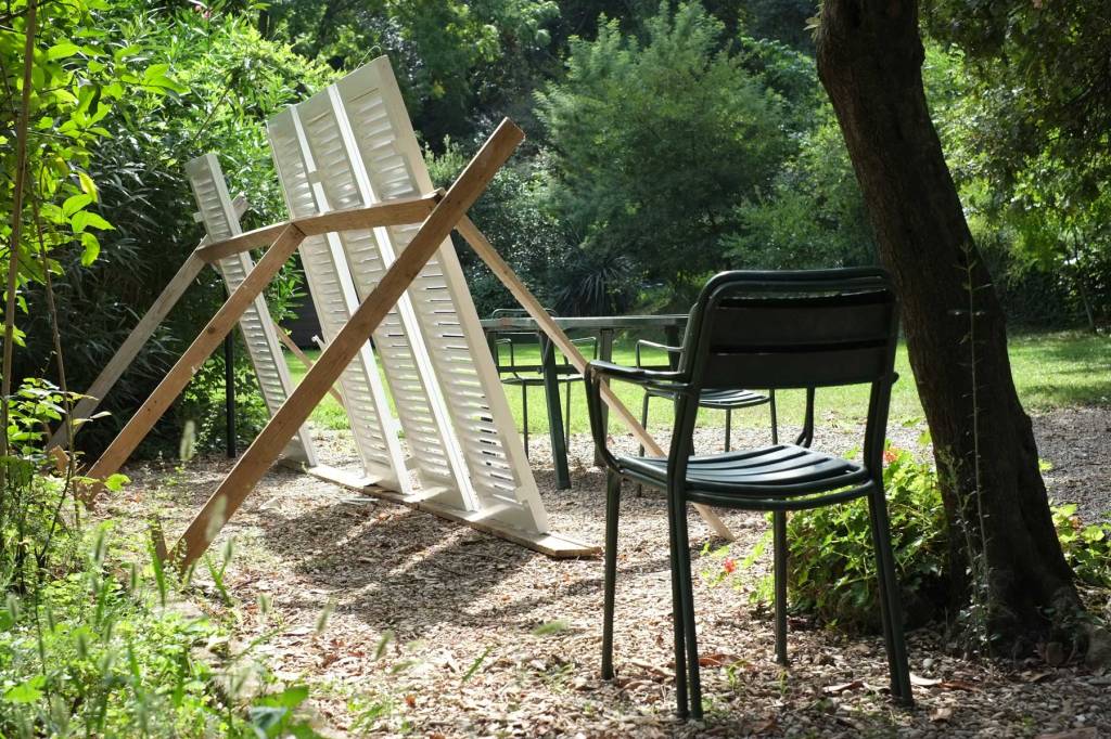 FÄRDIGMÅLADE FÖNSTERLUCKOR 